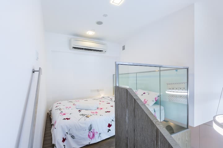 Cama tamaño queen en el piso de arriba.