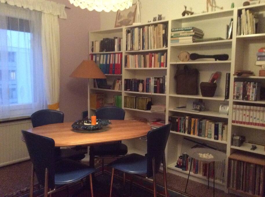 Wohnzimmer mit TV, Stereo, Büchern, Kühlschrank, Esstisch