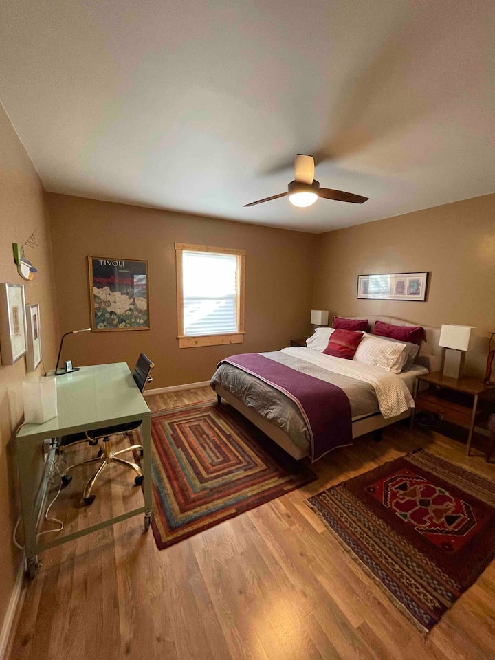 Dormitorio 2 con cómoda cama tamaño queen y escritorio de trabajo