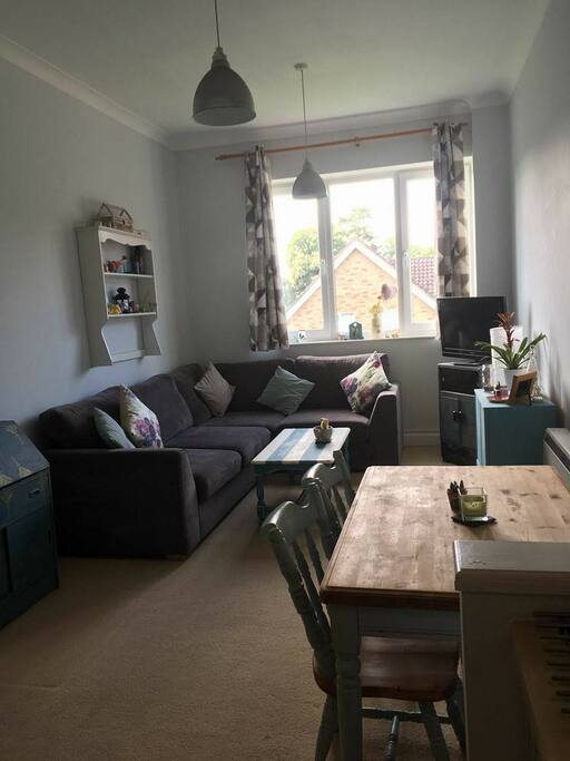 Lounge / Dining Area