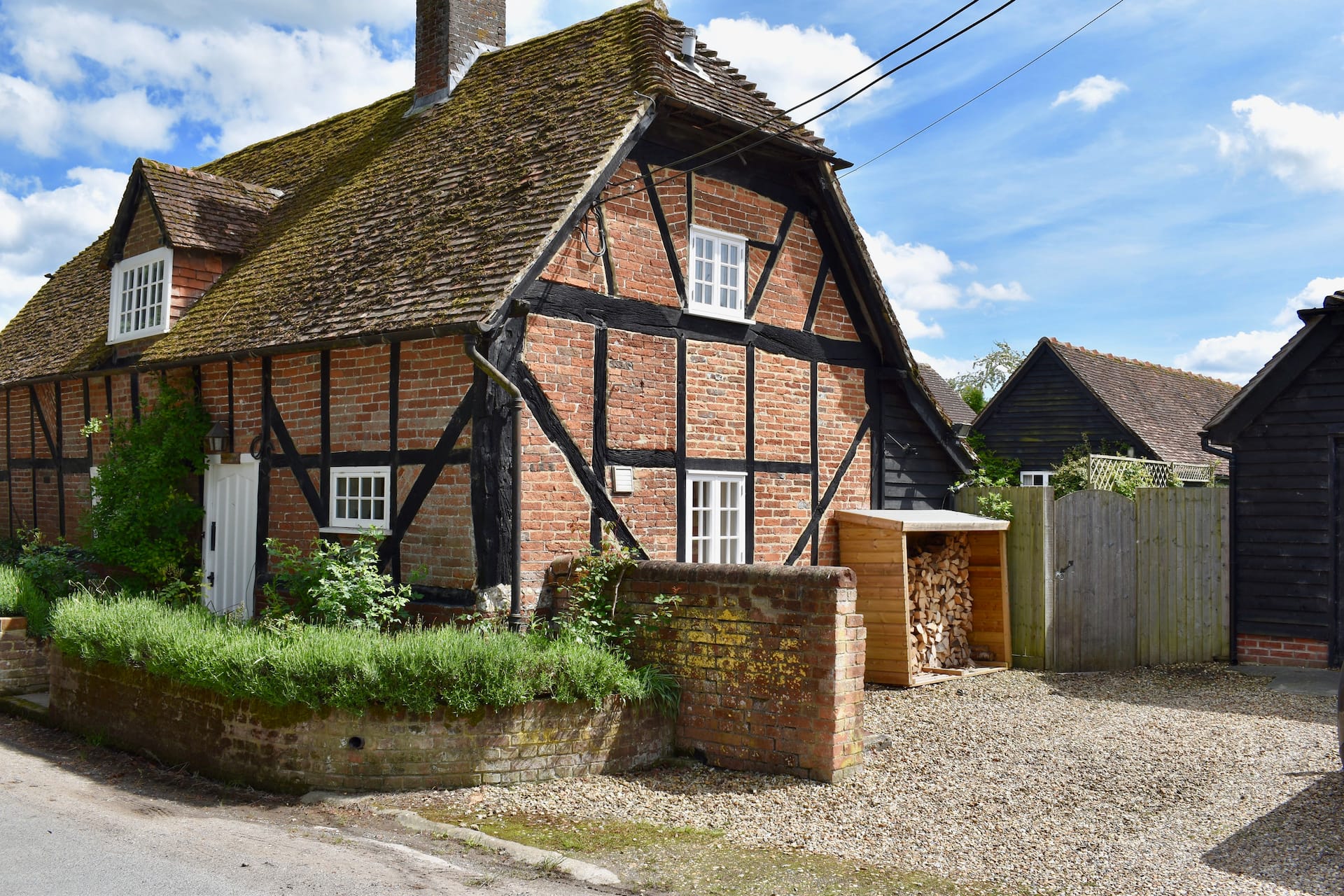 Charming 16th century cottage in rural setting