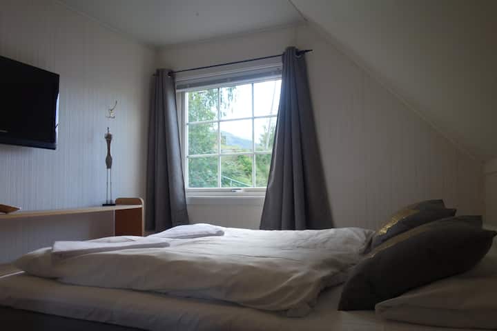 Soverom med dobbeltseng