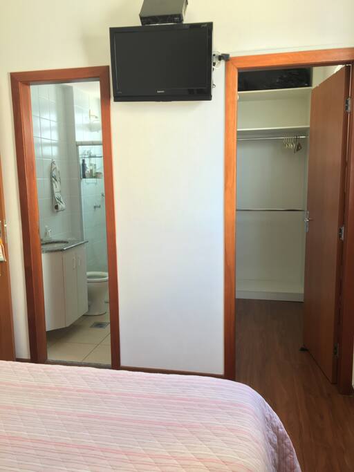 Banheiro e closet.