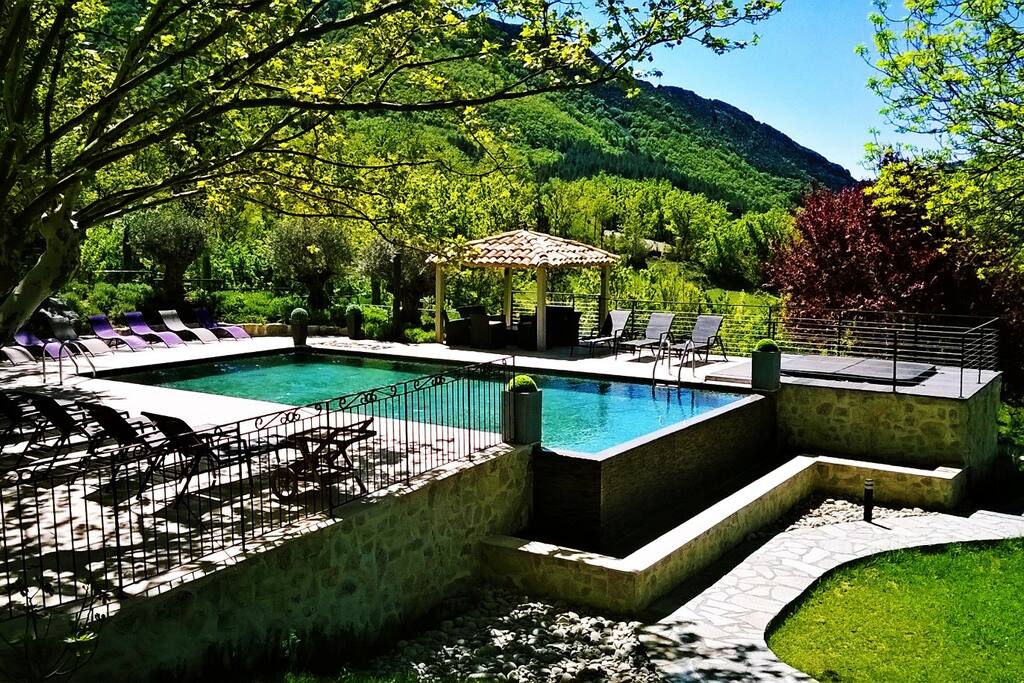 l'espace piscine à débordement et jacuzzi