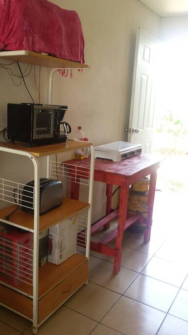 cocineta con su tanque de gas ,cafetera, tostador, microondas