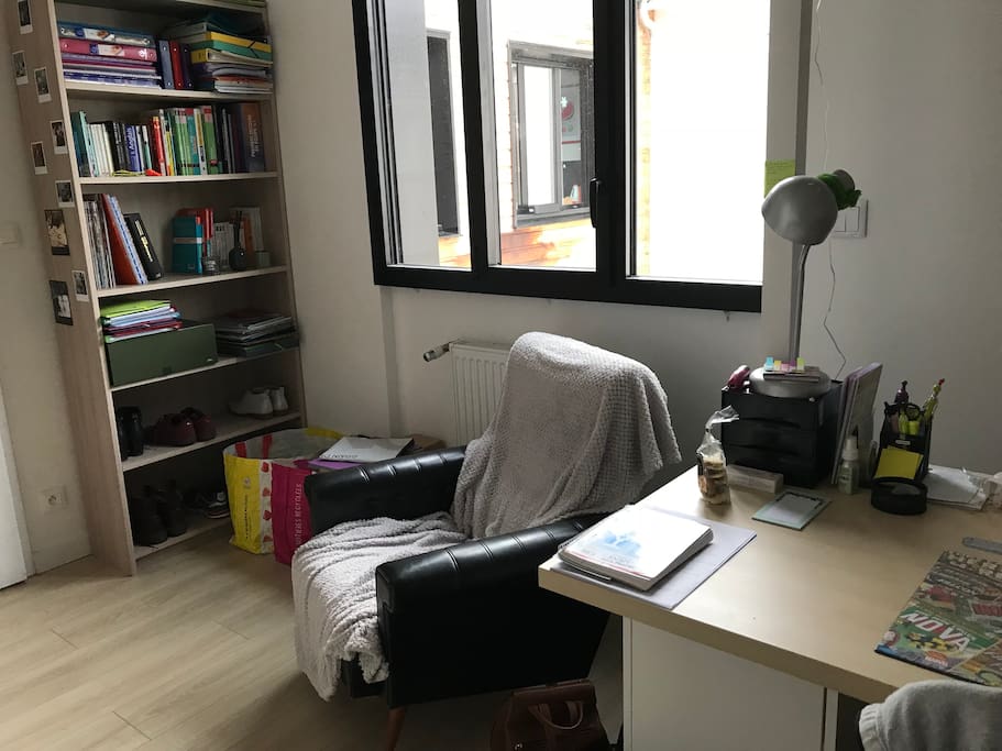 Étagères à disposition. Fauteuil confortable.