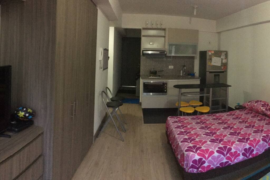 Vista trasera - tv, puerta principal y cocina