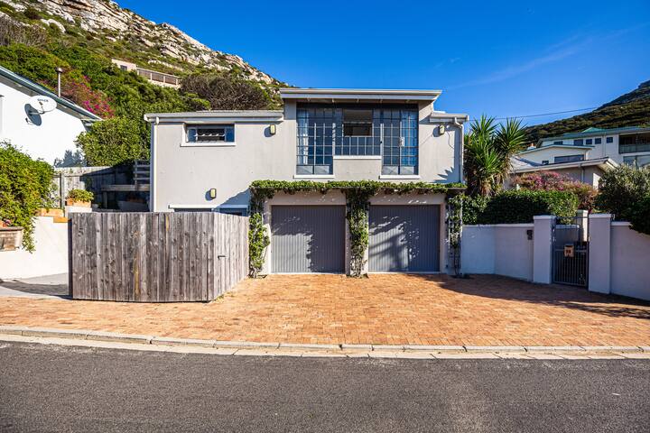 Zonnendal Family Home in charming Kalk Bay gallery image 2