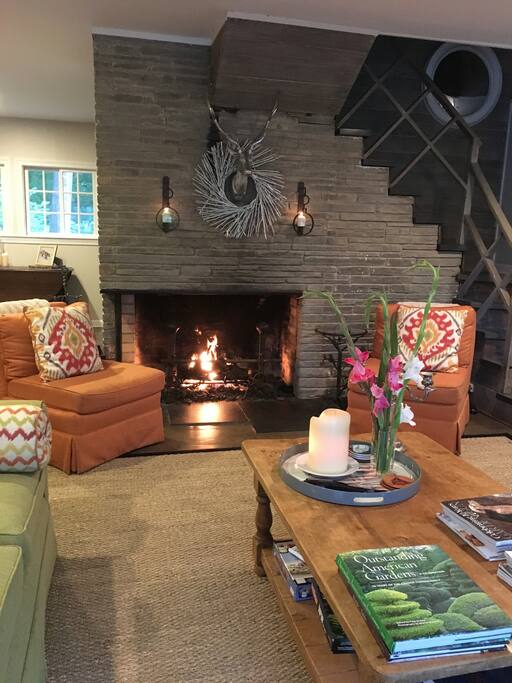 Enjoy the easy and comfort of the gas fireplace in the main living room...simply a click on and off!