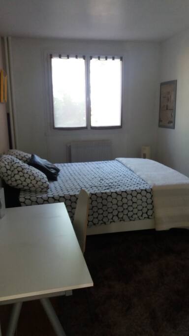 Lit 160/200 avec surmatelas à mémoire de forme, grande penderie, commode et bureau