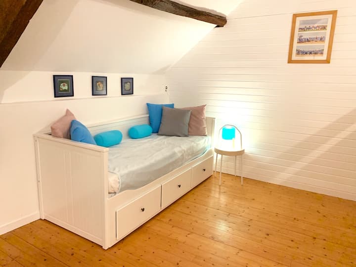 Cama convertible en cama matrimonial en dormitorio