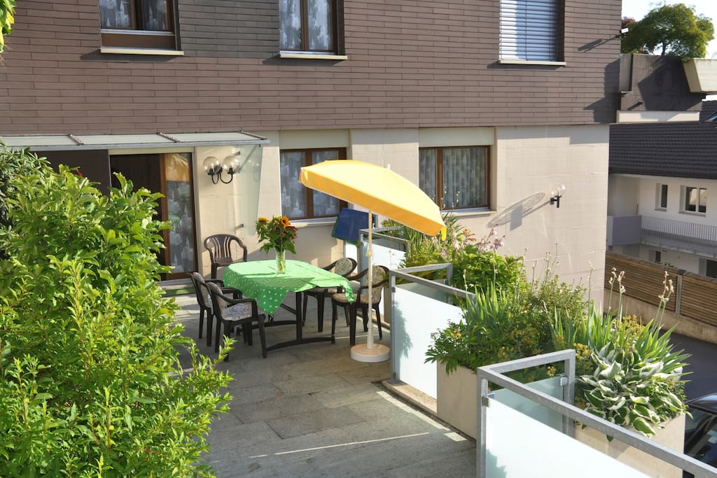 Ihre Terrasse mit Gartenmöbeln und Sonnenschirm
Your terrace with garden furniture and sun umbrella