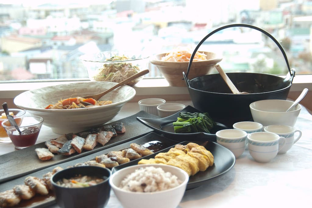 A complimentary breakfast buffet made by local housewife with 80 dishes can be enjoyed