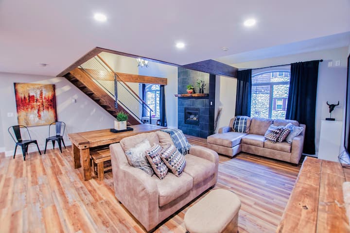 Mountain View Townhome with Pool & Banff Passes