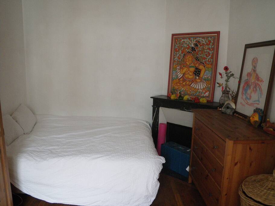 La chambre avec son lit double