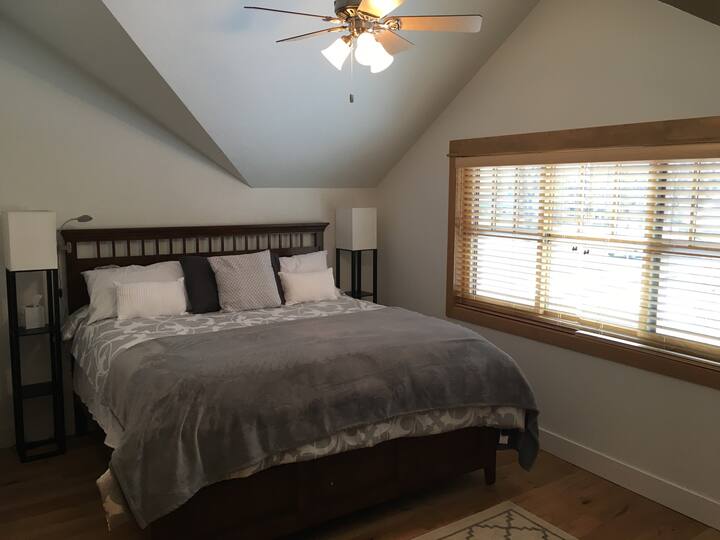 Bračni krevet (širine 180 - 200 cm) u spavaćoj sobi. 