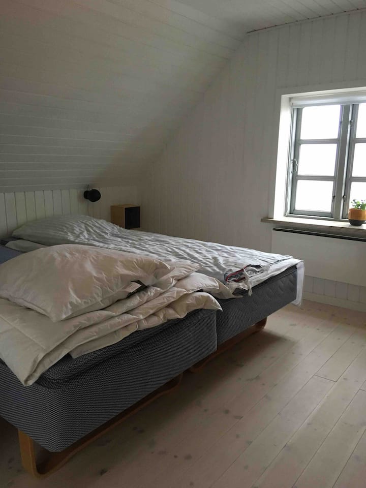 Dormitorio con cama matrimonial 180x200