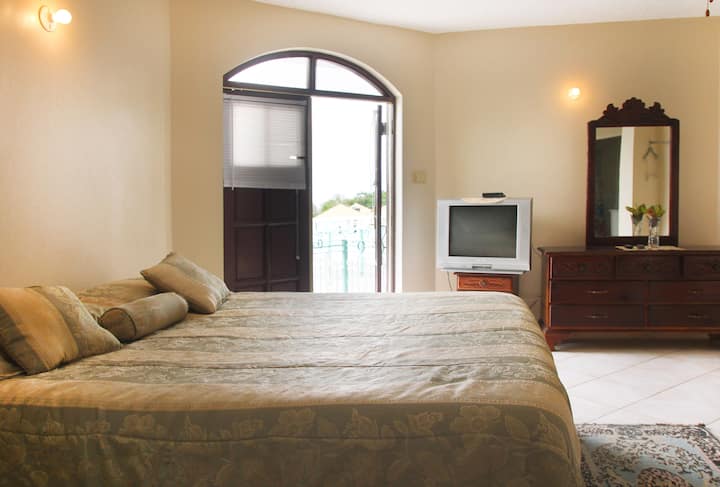 Ontspan in stijl in onze elegant ingerichte slaapkamer, ontworpen voor je ultieme comfort en met uitzicht.