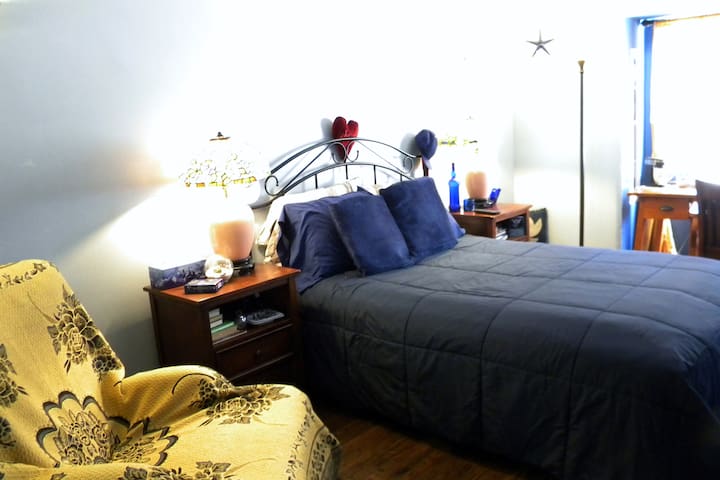 Cozy Blue room, Historic home, airport close, fun