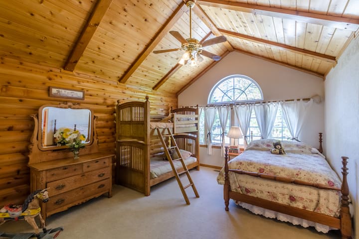 Kitanda kilicho na kitanda maradufu na kitanda cha bunk