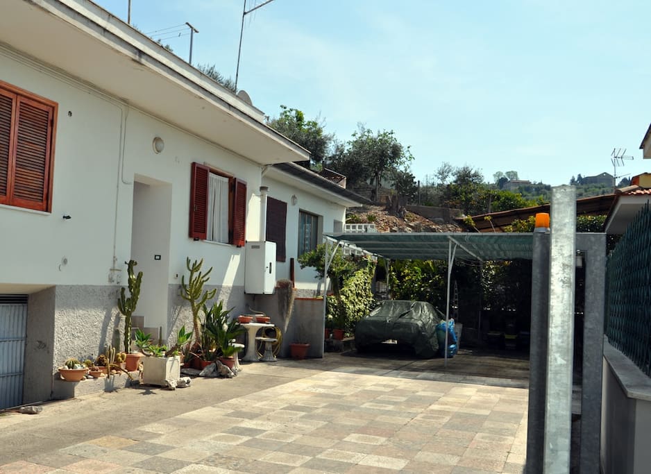 Cortile in comune, parcheggiare l'auto sempre sul lato sinitro; lato abitazione.