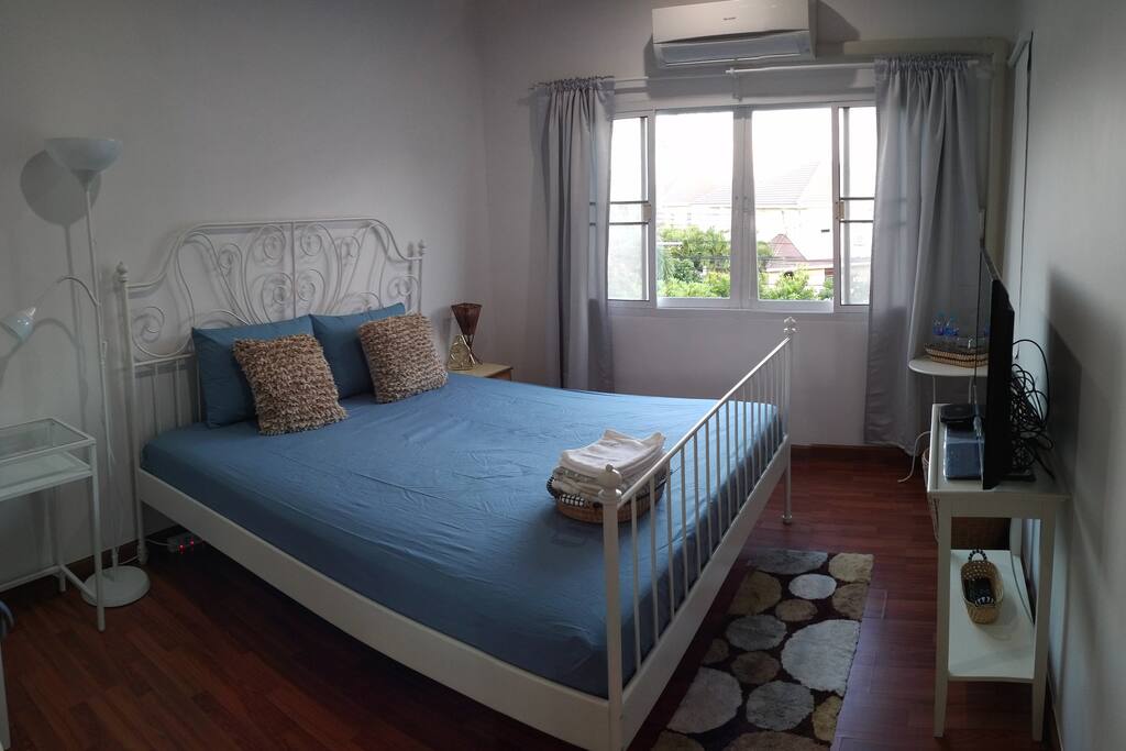 Room 2 with garden view