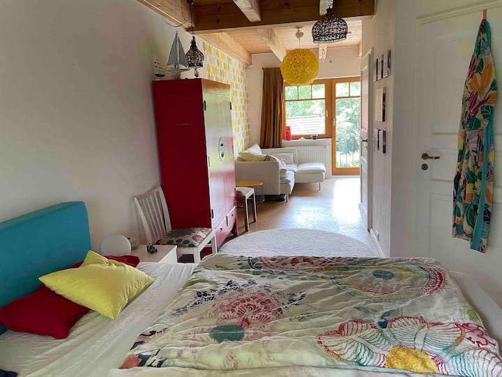 غرفة نوم كبيرة بسرير كبير