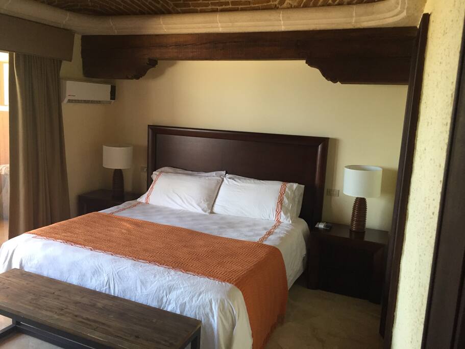 Cuarto Principal con cama queen / Main Room whit queen bed.