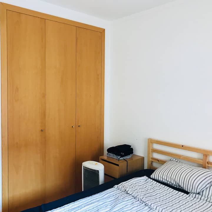 ตู้เสื้อผ้า - ห้องนอนพร้อมเตียงคู่ 