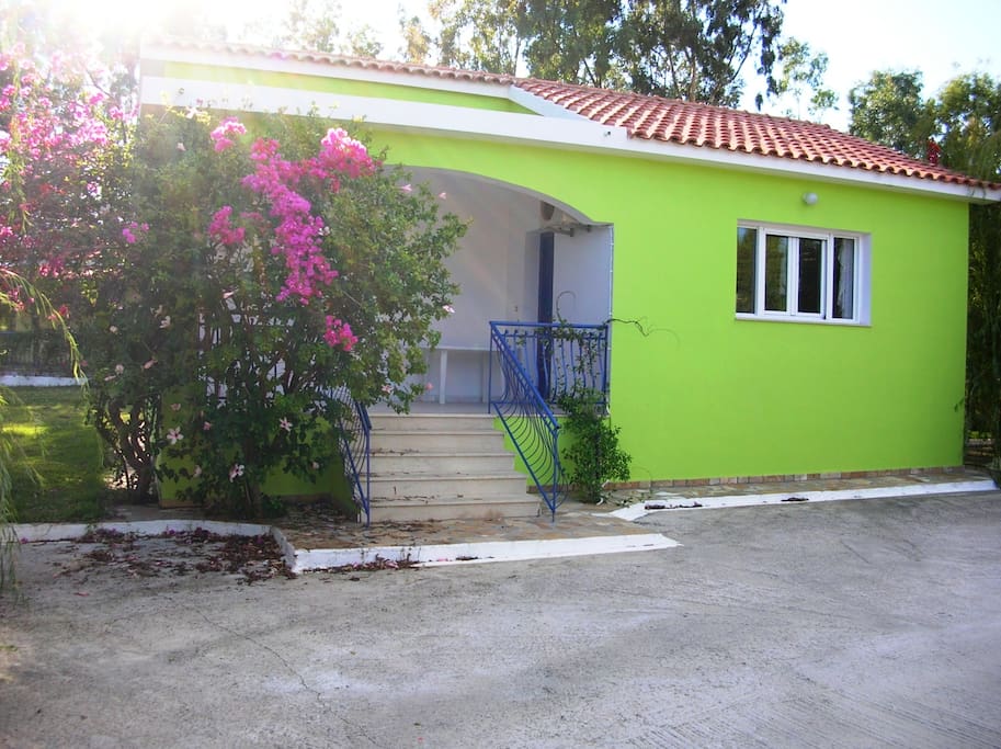 Fully equipped and comfortable villa (50m2) with two bedroom. The apartments are comfortable, and afford air-conditions, televisions and wireless-internet.