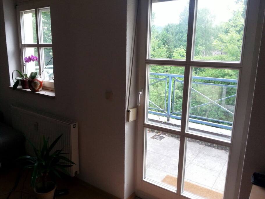 großer Balkon mit Sitzmöglichkeiten
