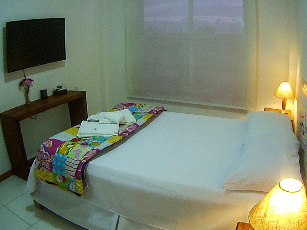 Amplio dormitorio doble con TV inteligente, TV por cable y Netflix. 