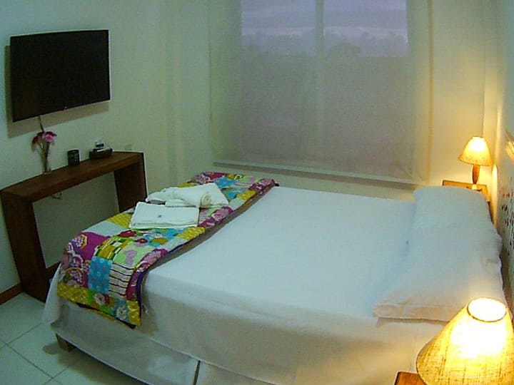 Amplio dormitorio doble con TV inteligente, TV por cable y Netflix. 