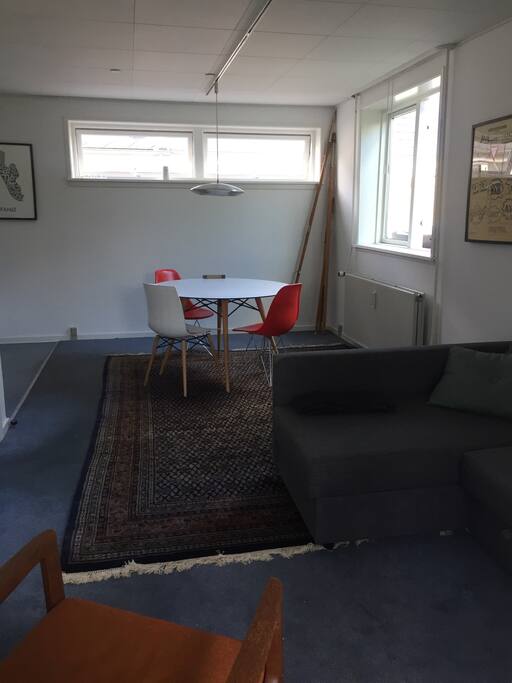 Spiseplads til fire. Mulighed for flere stole.