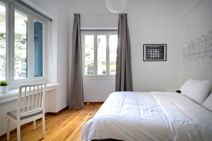 Chumba cha pili cha kulala kimejaa mwanga! Madirisha mawili makubwa yanaangazia chumba cha kulala, sakafu ya mbao inatoa hisia ya joto kwenye chumba hiki cha kulala na kitanda cha ukubwa wa malkia kilichofunikwa na mashuka ya ubora wa juu. 