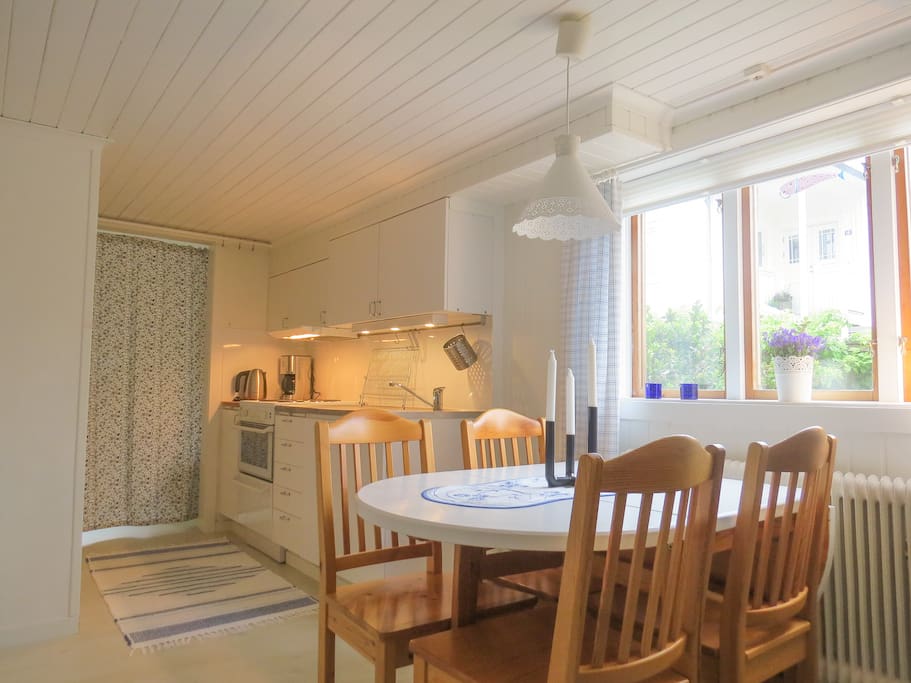 KITCHEN/DINING AREA