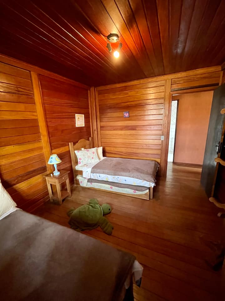 Dhoma 2, me 4 krevate