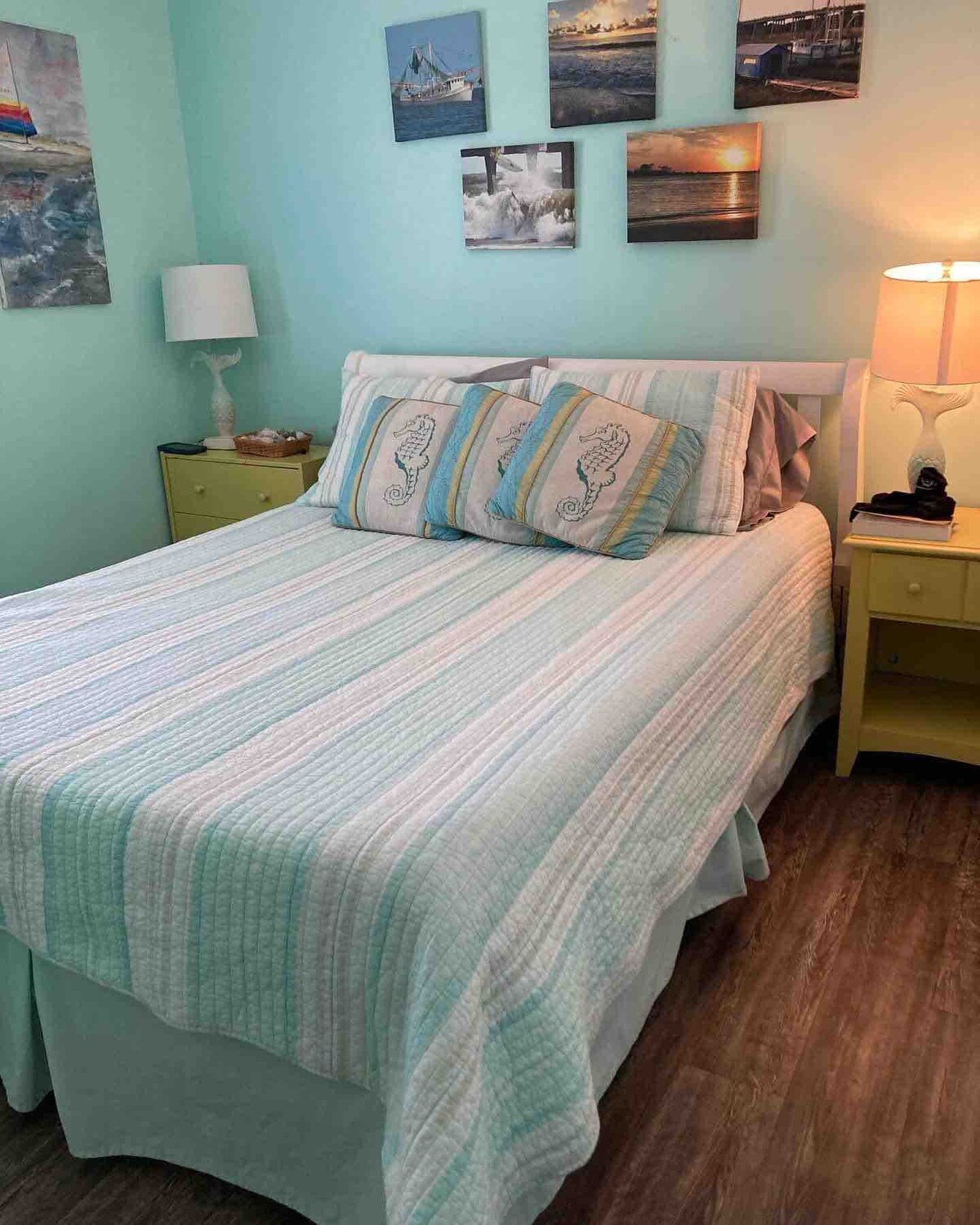 Cama tamaño queen en un dormitorio de abajo.