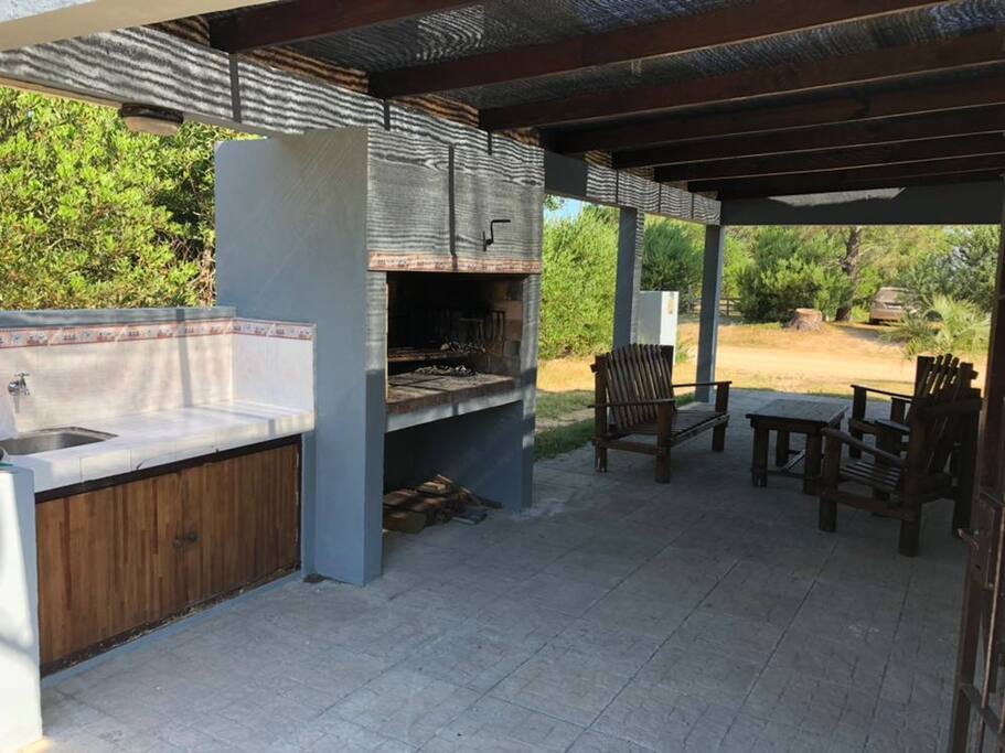 barbacoa techada con parrillero
