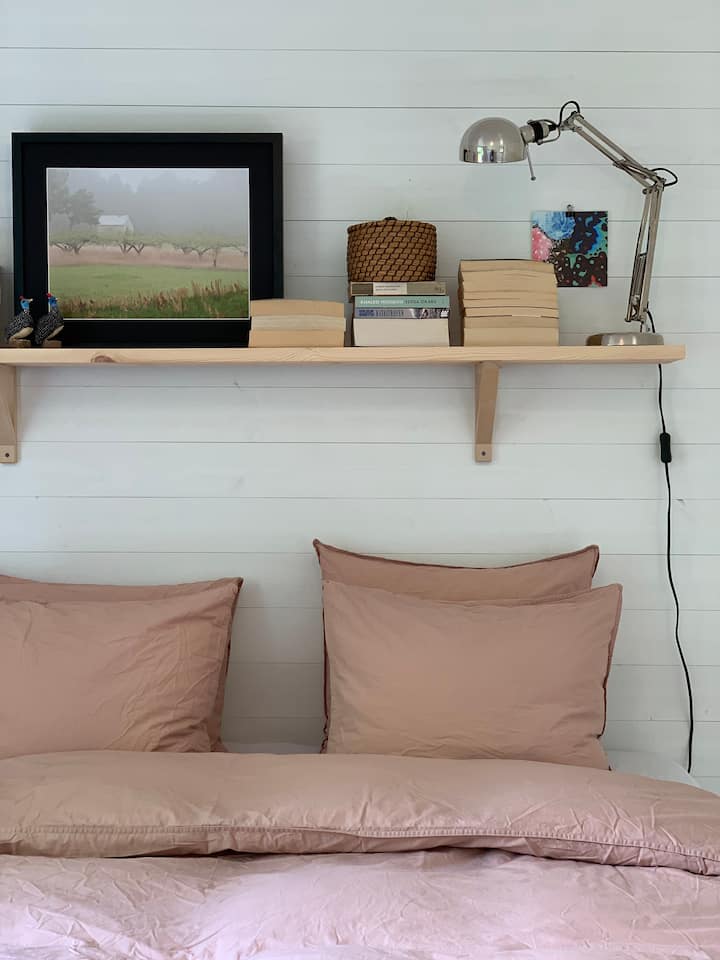 Trädgårdshus med dubbelsäng 160 cm, som kan användas som en tvilling, med 2 x 80 cm.