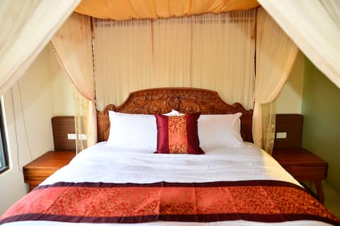 1 queen bed, 2018 new opening, Nanyang style exquisite homestay, free transportation, bed and breakf