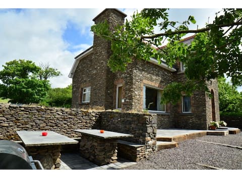 Top Airbnb: Heart's Content, The Marina, Dingle. in Corca Dhuibhne