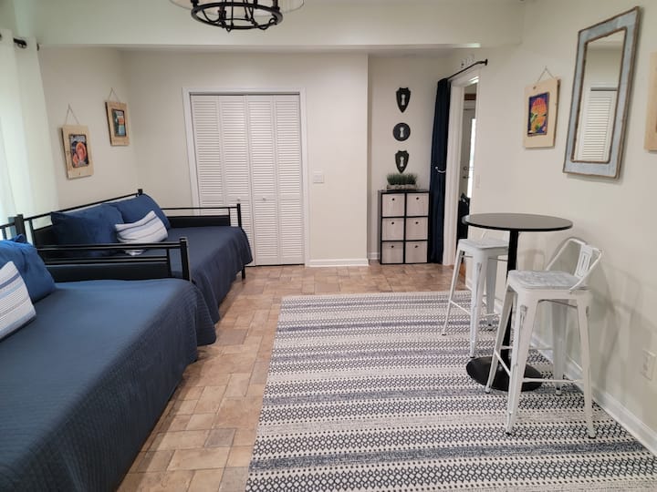 Долу по стълбите бонус стая 2 единични дневни легла с разтегателни две единични легла. Удобен 8 - инчов матрак. Перфектна стая за деца. Маса и табуретки за игра на Ipads или лаптопи