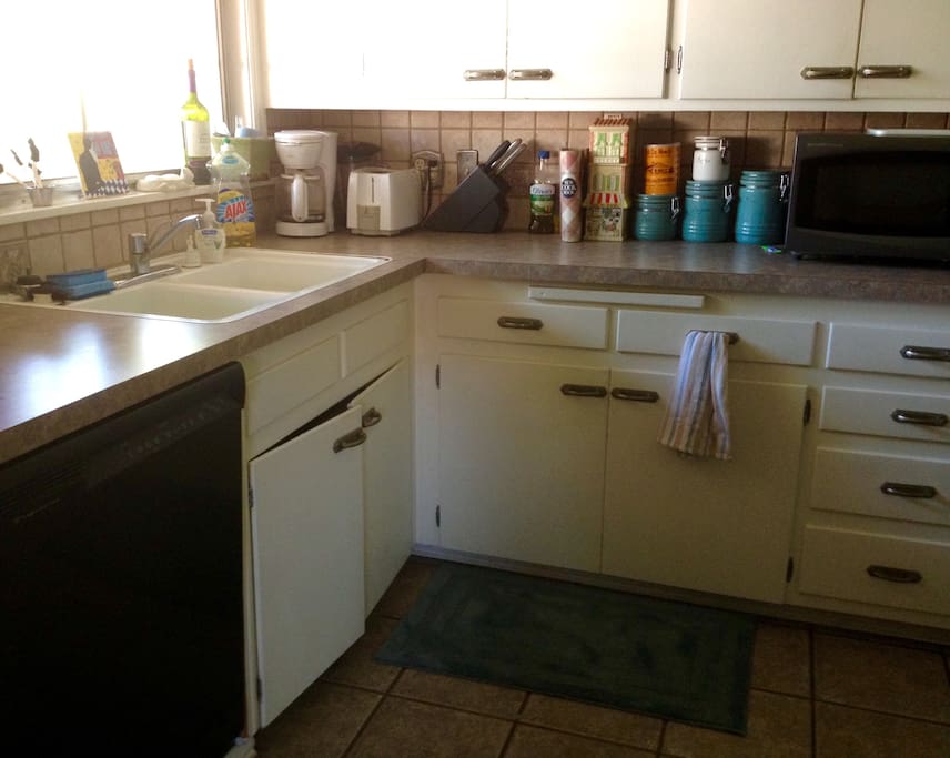 Full access to Kitchen: dishwasher, microwave, cabinet space...