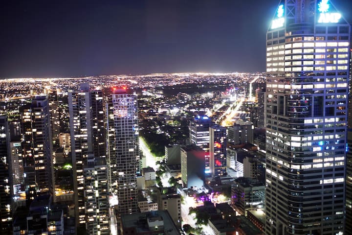 Cosy, 55th sky high view in Melbourne CBD