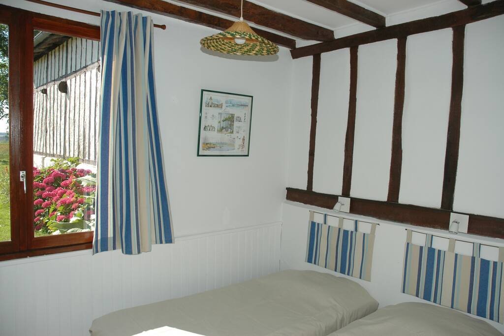 chambre très claire donnant sur le jardin