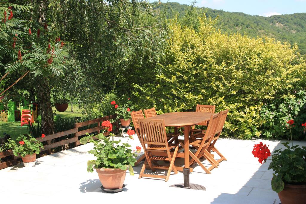 Vue de la terrasse donnant sur le parc de la piscine.