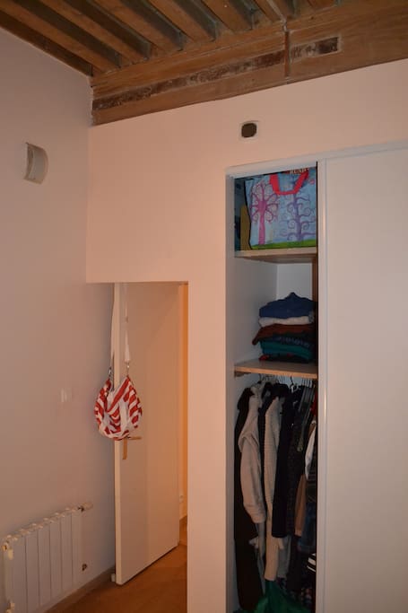 avec placard pour ranger ses affaires