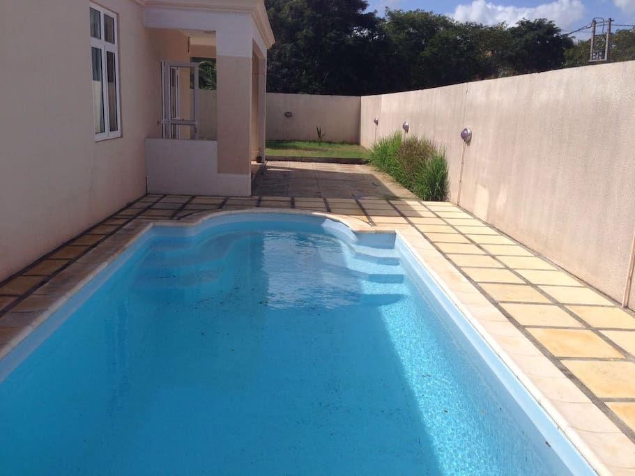 Swimming pool + garden