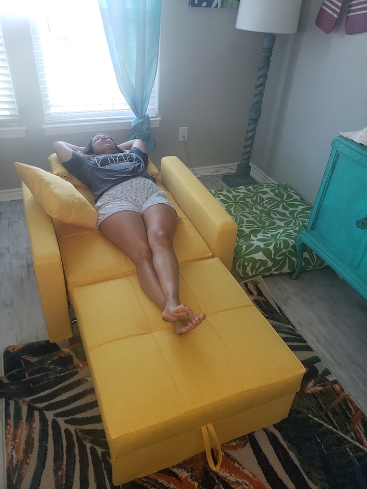 起居室有两把椅子折叠成双人床。